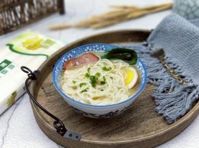 撒上葱花。