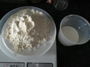 低粉称出70克。牛奶倒出60ml