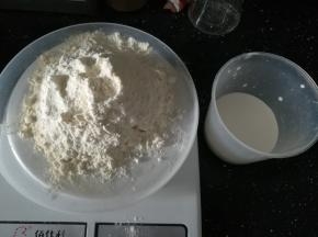 低粉称出70克。牛奶倒出60ml