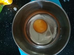 一个鸡蛋打入碗中