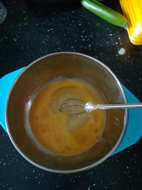 送打蛋器打散。