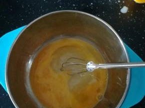 送打蛋器打散。