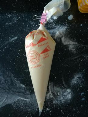 装入裱花袋中，裱花袋剪小口。