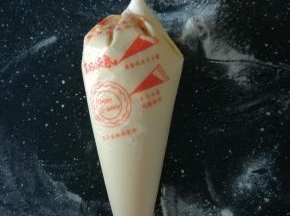 装入裱花袋中，裱花袋剪小口。