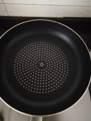 准备不粘锅，不用放油。