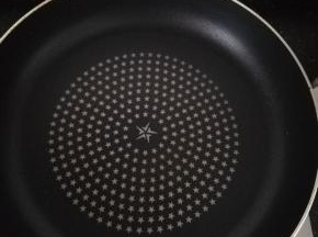 准备不粘锅，不用放油。