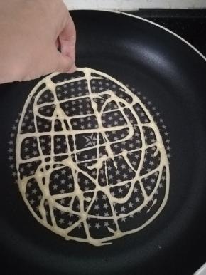 在平底锅中挤出任意形状。随意发挥你的想象力。煎好后翻面。