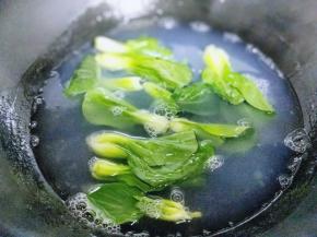 青菜焯水。