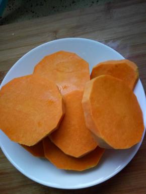 南瓜蒸熟加面加酵母活成黄色的面团