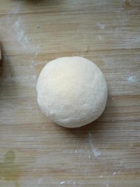 葫芦的做法，先揉一个小的圆面团