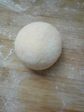 再揉一个大点的圆面团