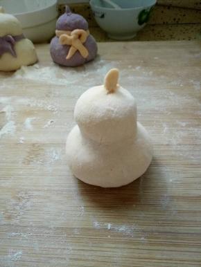 两个叠在一起上面捏出一个葫芦嘴