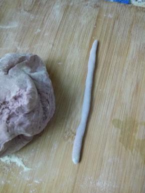 紫色的面团搓细条