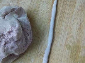 紫色的面团搓细条