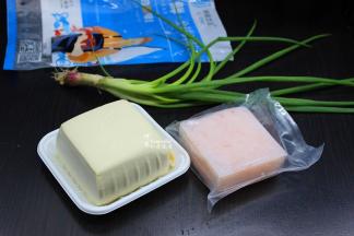 准备食材：南极磷虾肉、豆腐、裹炸粉、香葱等；