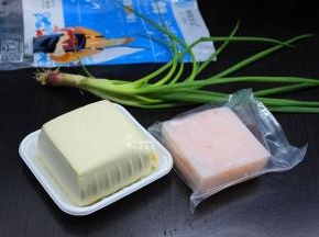 准备食材：南极磷虾肉、豆腐、裹炸粉、香葱等；