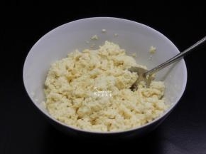 豆腐用勺子捣碎，越碎越好；