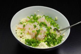 把磷虾肉、裹炸粉、香葱、五香粉、盐一起加入豆腐中搅拌均匀；
