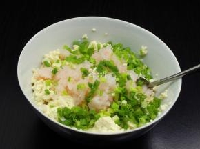 把磷虾肉、裹炸粉、香葱、五香粉、盐一起加入豆腐中搅拌均匀；