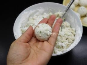 用手揉成小丸子；