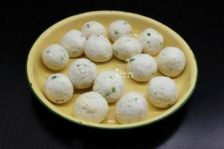 做好的丸子，再裹一层裹炸粉，做好丸子胚如图；