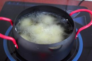 热锅，倒入适量的花生油，放入丸子；PS：可以分几次炸