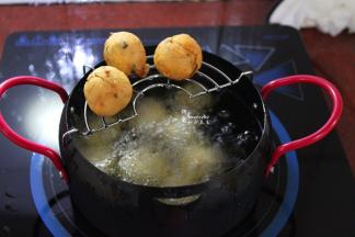 炸至金黄色，捞出，用吸油纸吸干油即可