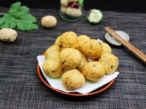 酥炸虾肉豆腐丸子，一出锅，全扫光，在厨房偷偷留了几个自己吃