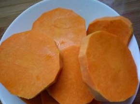 南瓜蒸熟加入面粉和酵母活成黄色面团