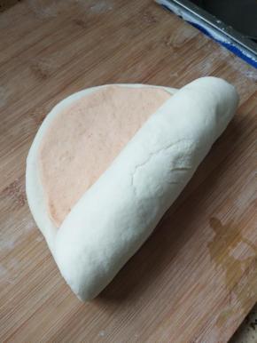 从一侧慢慢卷起