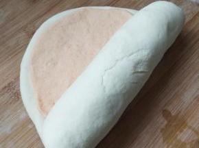 从一侧慢慢卷起