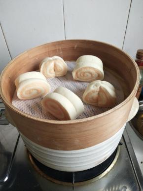 再切成等大的面胚，放入蒸笼里，再次醒发五分钟