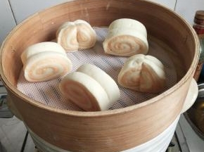 再切成等大的面胚，放入蒸笼里，再次醒发五分钟