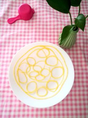 煎好的饼放入盘中，卷起来。