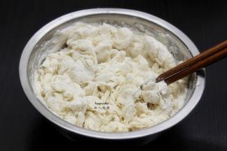 面粉加盐、适量的清水拌均，揉成光滑面团；