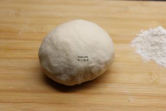 揉好的面团静放5分钟，也叫醒面；