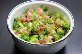 利用醒面时间，把猪肉剁碎、香葱切好，放油、盐、生姜拌均成鲜肉香葱馅；