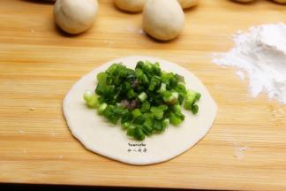 放入鲜肉香葱肉馅；对半折起，用擀面杖压实，压平、压薄；