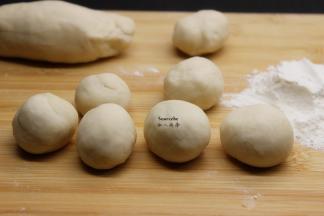 醒好的面团，揉成光滑的长条，分小团；