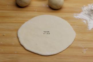 分好的小团擀成薄面皮；