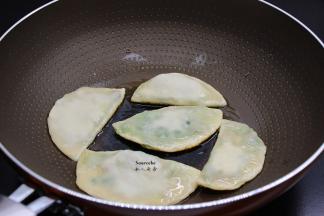 热锅，放油，放入做好煎饼，中小火煎至微黄；
