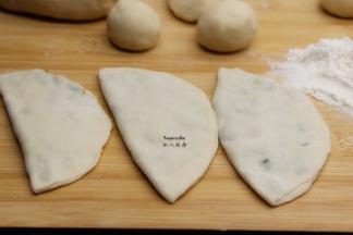 这是压好的煎饼胚；