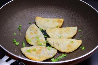 翻转另外一面，继续煎至金黄，撒上葱，即可；