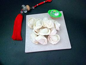 准备好水饺，这个可以提前做好，放入冰箱冻起来，随吃随取。