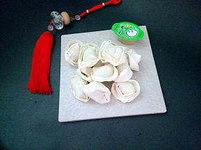 准备好水饺，这个可以提前做好，放入冰箱冻起来，随吃随取。