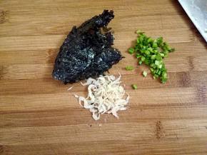 切些葱花，虾皮和紫菜。