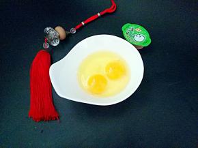 把鸡蛋打入碗中，打散打匀。