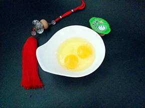 把鸡蛋打入碗中，打散打匀。