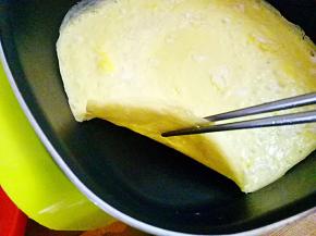 热锅抹油，下打匀的蛋液。小火煎成蛋饼，切丝备用。