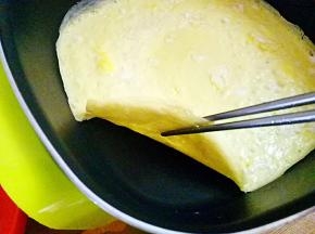 热锅抹油，下打匀的蛋液。小火煎成蛋饼，切丝备用。